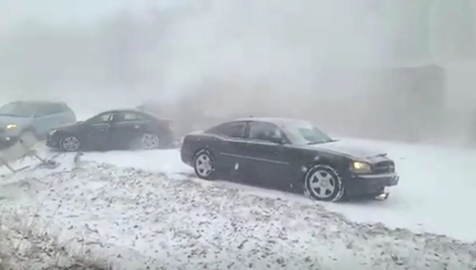 เปิดภาพนาที! รถกว่า 50 คันชนกันจนไฟลุกท่วมท่ามกลางหิมะตกหนัก