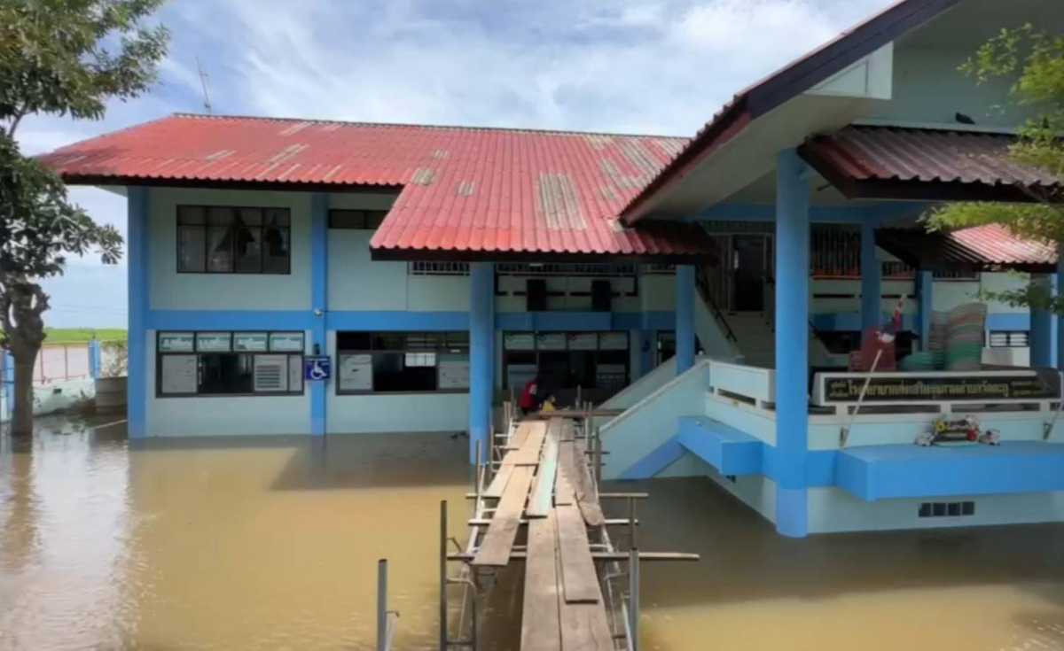 รพ.สต.วัดตะกู ดูแลผู้ป่วยท่ามกลางน้ำท่วม รพ.สต.วัดตะกู ดูแลผู้ป่วยท่ามกลางน้ำท่วม