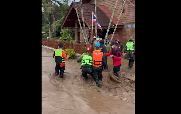 เปิดภาพนาทีน้ำป่าหลากท่วม อ.เชียงดาว ชาวบ้านเก็บของหนีแทบไม่ทัน