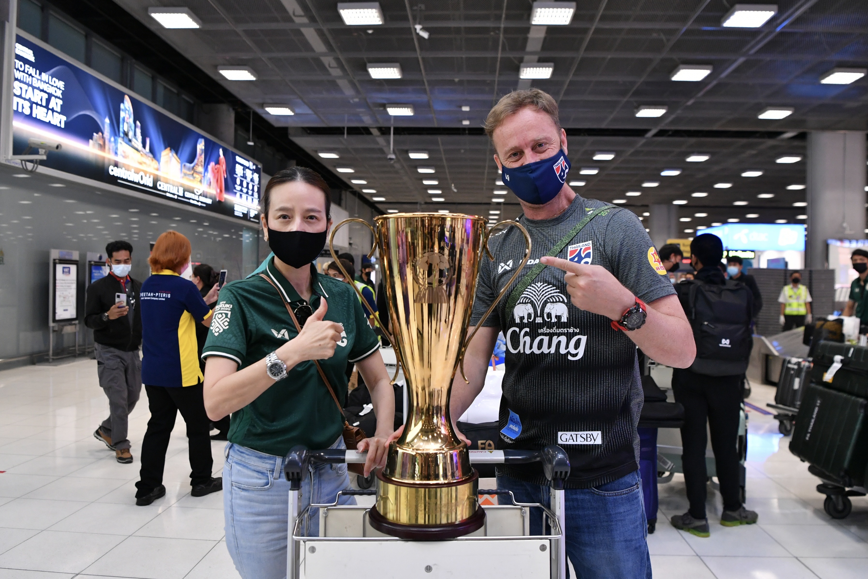 'ทีมชาติไทย' เดินทางกลับถึงบ้านเกิดพร้อมถ้วยแชมป์ซูซูกิคัพสุดชื่นมื่น 'ทีมชาติไทย' เดินทางกลับถึงบ้านเกิดพร้อมถ้วยแชมป์ซูซูกิคัพสุดชื่นมื่น