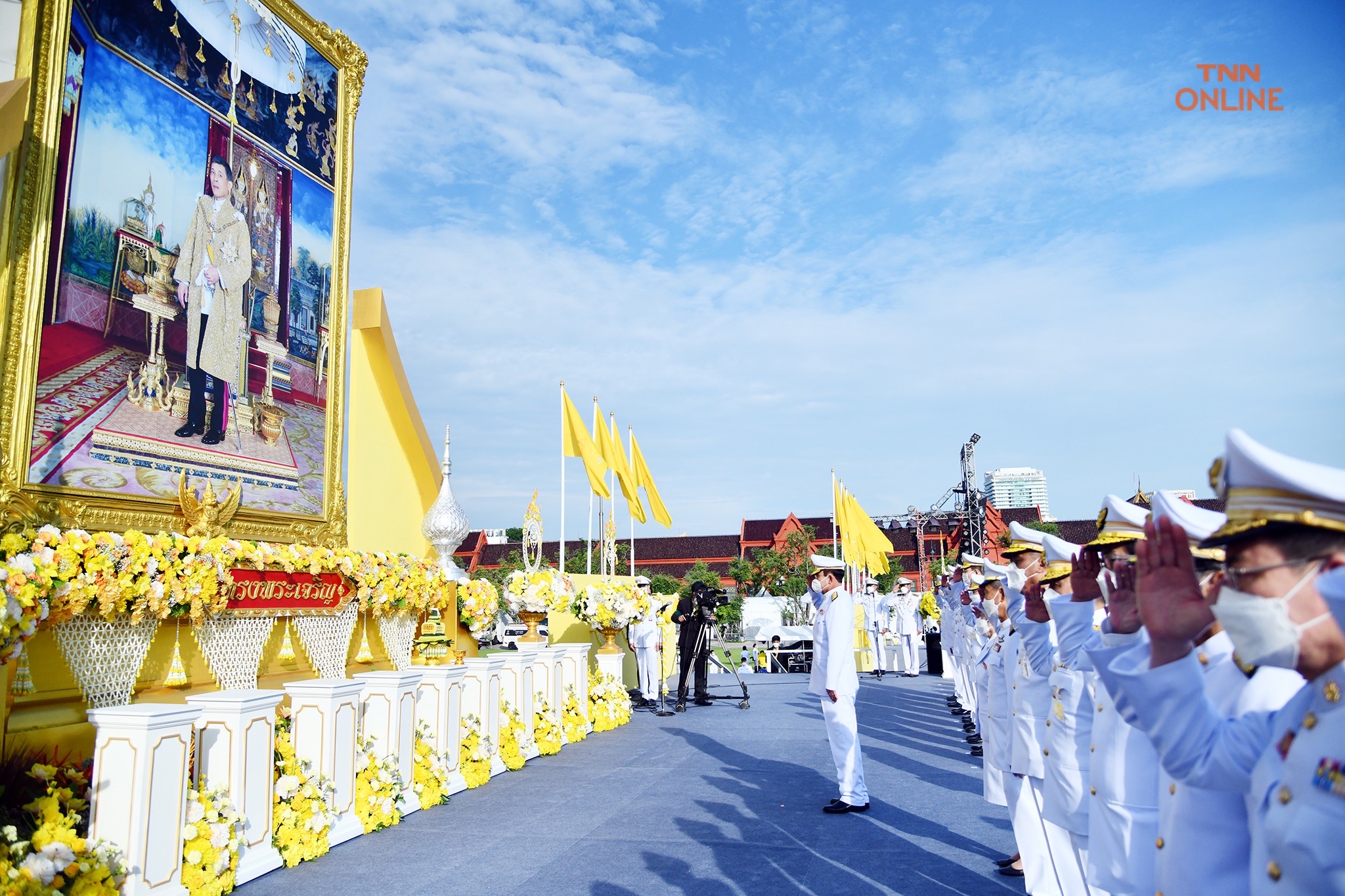 นายกฯ นำข้าราชการตักบาตรพระสงฆ์ วันเฉลิมพระชนมพรรษาพระบาทสมเด็จพระเจ้าอยู่หัว