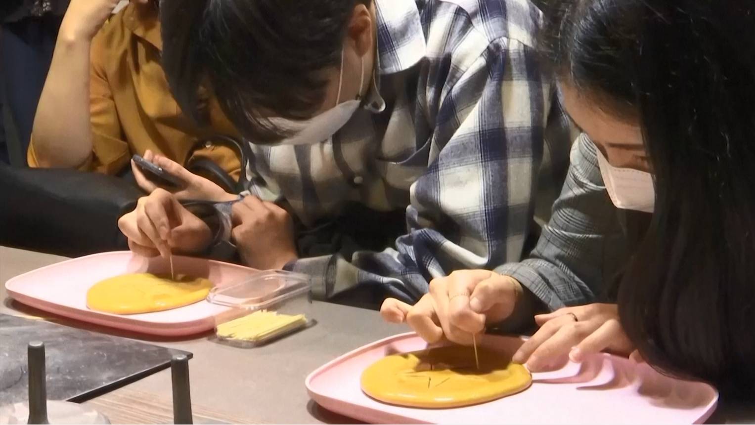 แฟนๆ Squid Game อินจัดถึงขั้นต่อคิวเล่นเกมขูดขนมน้ำตาลเกาหลีตามอย่างซีรีส์ แฟนๆ Squid Game อินจัดถึงขั้นต่อคิวเล่นเกมขูดขนมน้ำตาลเกาหลีตามอย่างซีรีส์