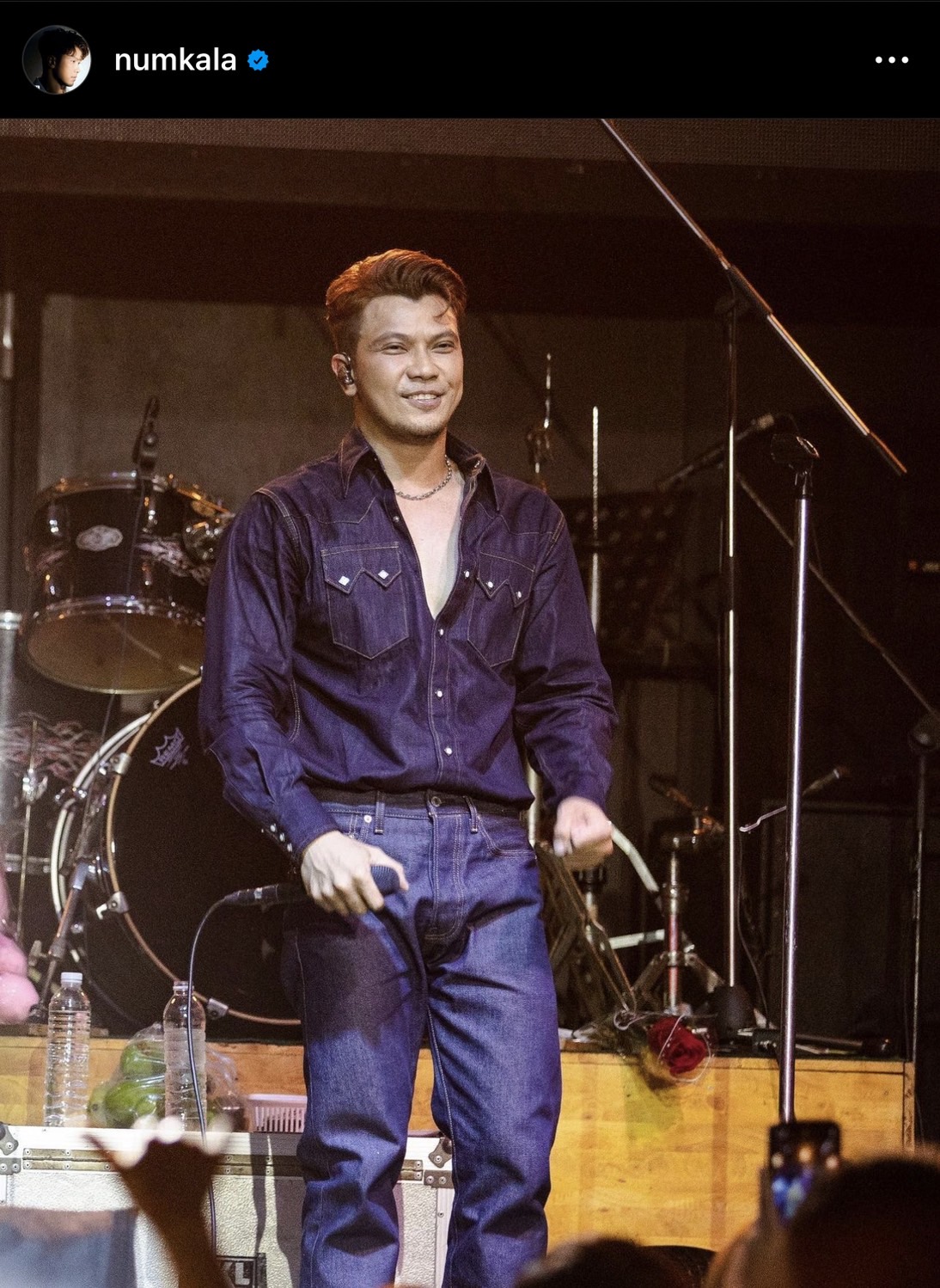 ศิลปินใจบุญ หนุ่ม กะลา ลงทุนเดินข้ามเขา หอบขนมให้เด็กๆ ชาวมันนิ(ซาไก)