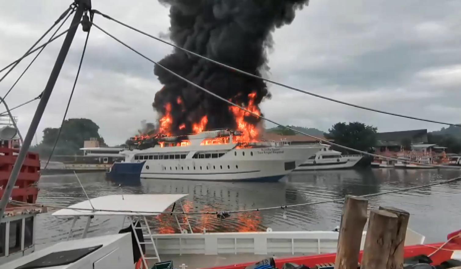ระทึก! ไฟไหม้เรือหรูข้ามฟากภูเก็ต-เกาะพีพี คาดเสียหายไม่ต่ำกว่า 40 ล้าน ระทึก! ไฟไหม้เรือหรูข้ามฟากภูเก็ต-เกาะพีพี คาดเสียหายไม่ต่ำกว่า 40 ล้าน