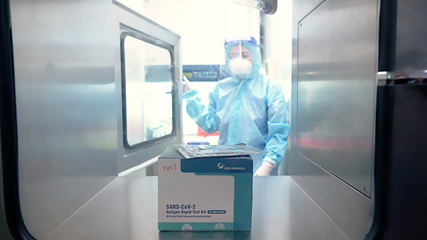 อภ.เผย ชุดตรวจโควิด ATK ทั้ง 2 ล็อต ผ่านการทดสอบคุณภาพแล้ว อภ.เผย ชุดตรวจโควิด ATK ทั้ง 2 ล็อต ผ่านการทดสอบคุณภาพแล้ว