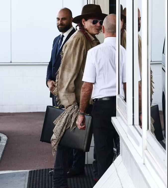 จอห์นนี่ เดปป์ เดินทางถึงกรุงปารีสเพื่อเตรียมเข้าฉากถ่ายทำหนังเรื่องใหม่แล้ว จอห์นนี่ เดปป์ เดินทางถึงกรุงปารีสเพื่อเตรียมเข้าฉากถ่ายทำหนังเรื่องใหม่แล้ว