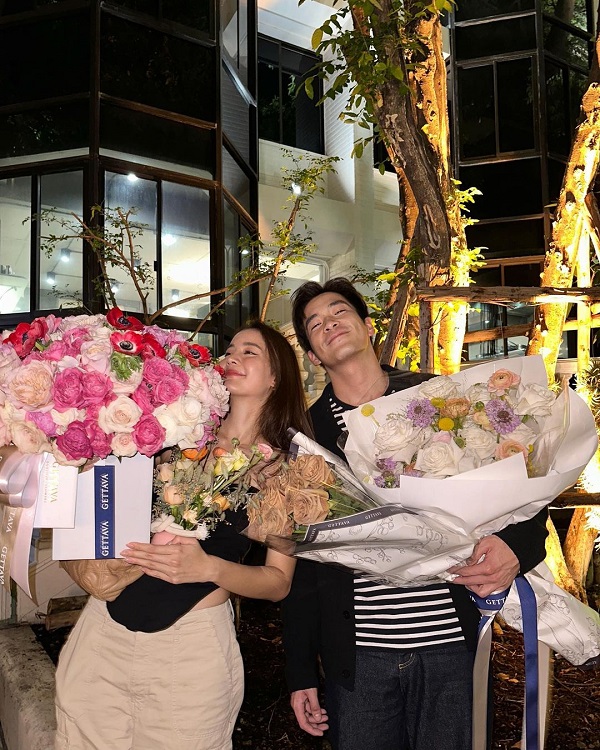 อาเล็ก หอบของขวัญเซอร์ไพรส์วันเกิด โบว์ กลางดึก อาเล็ก หอบของขวัญเซอร์ไพรส์วันเกิด โบว์ กลางดึก