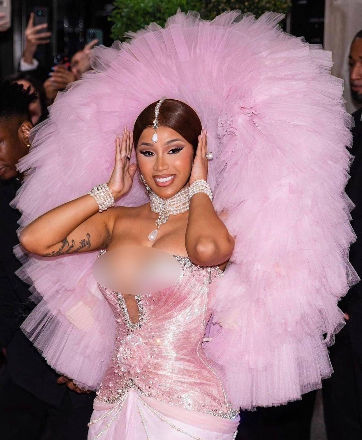 วางใจแบรนด์ไทย!! 'คาร์ดี้ บี' สุดจึ้งบุก Met Gala กับเครื่องประดับมุก Matara