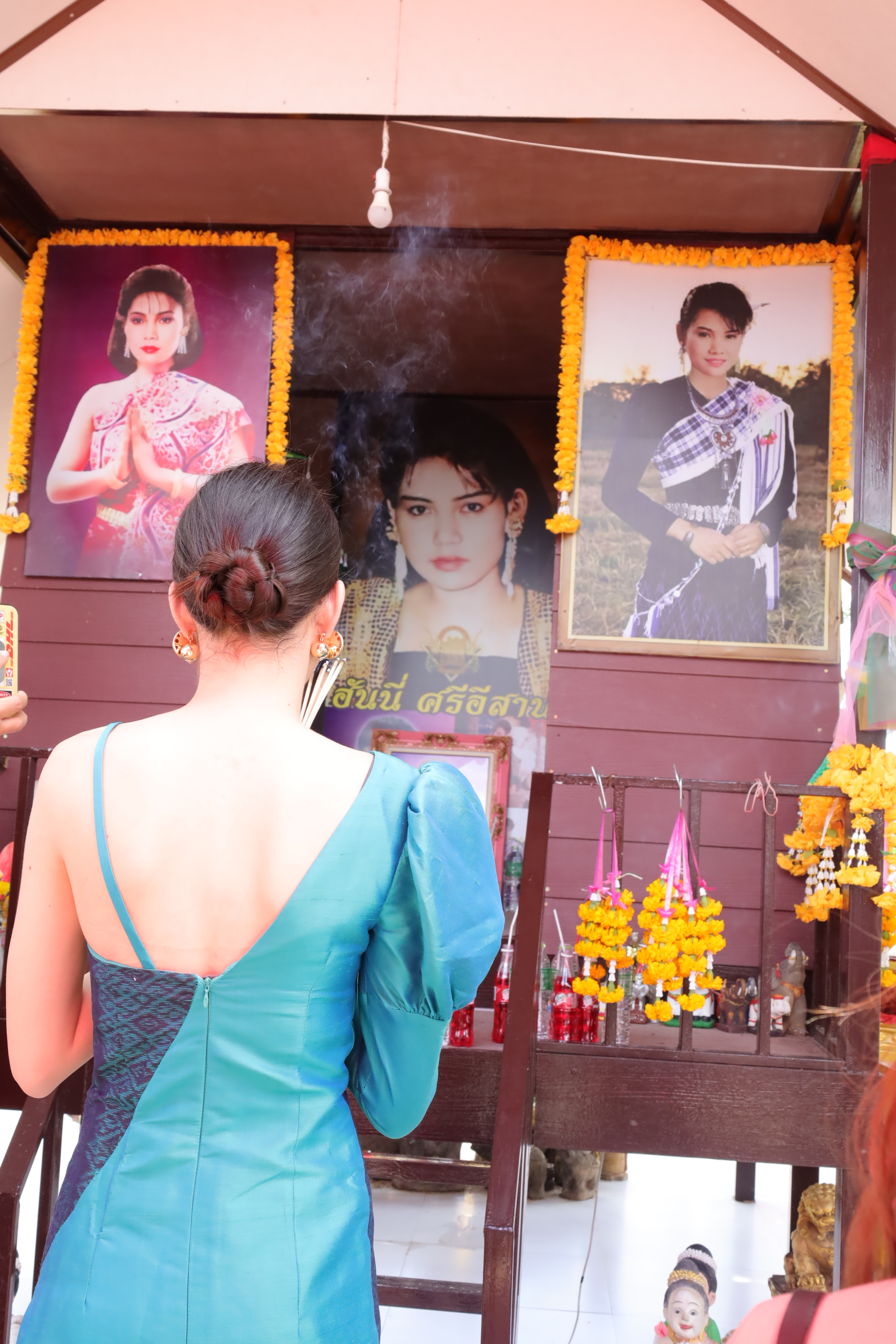 “สกาย มาเรีย” สัมผัสจิตกับ “แม่ฮันนี่ ศรีอีสาน” ขณะรำถวาย ไหว้ขอพร “สกาย มาเรีย” สัมผัสจิตกับ “แม่ฮันนี่ ศรีอีสาน” ขณะรำถวาย ไหว้ขอพร