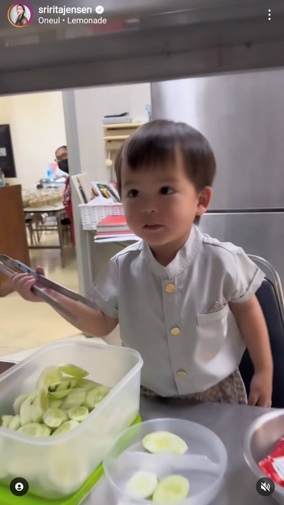 ศรีริต้า ควงลูกชาย น้องกวิณท์ เข้าครัวทำอาหารไปแจก เนื่องในวันเกิดสามี คุณกรณ์ ณรงค์เดช ศรีริต้า ควงลูกชาย น้องกวิณท์ เข้าครัวทำอาหารไปแจก เนื่องในวันเกิดสามี คุณกรณ์ ณรงค์เดช