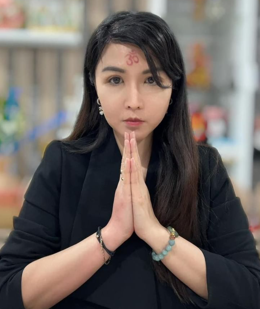 “เพชรพันปี” คือใคร ทำความรู้จักเจ้าของร้านเพชรสายมูดีกรีไม่ธรรมดา