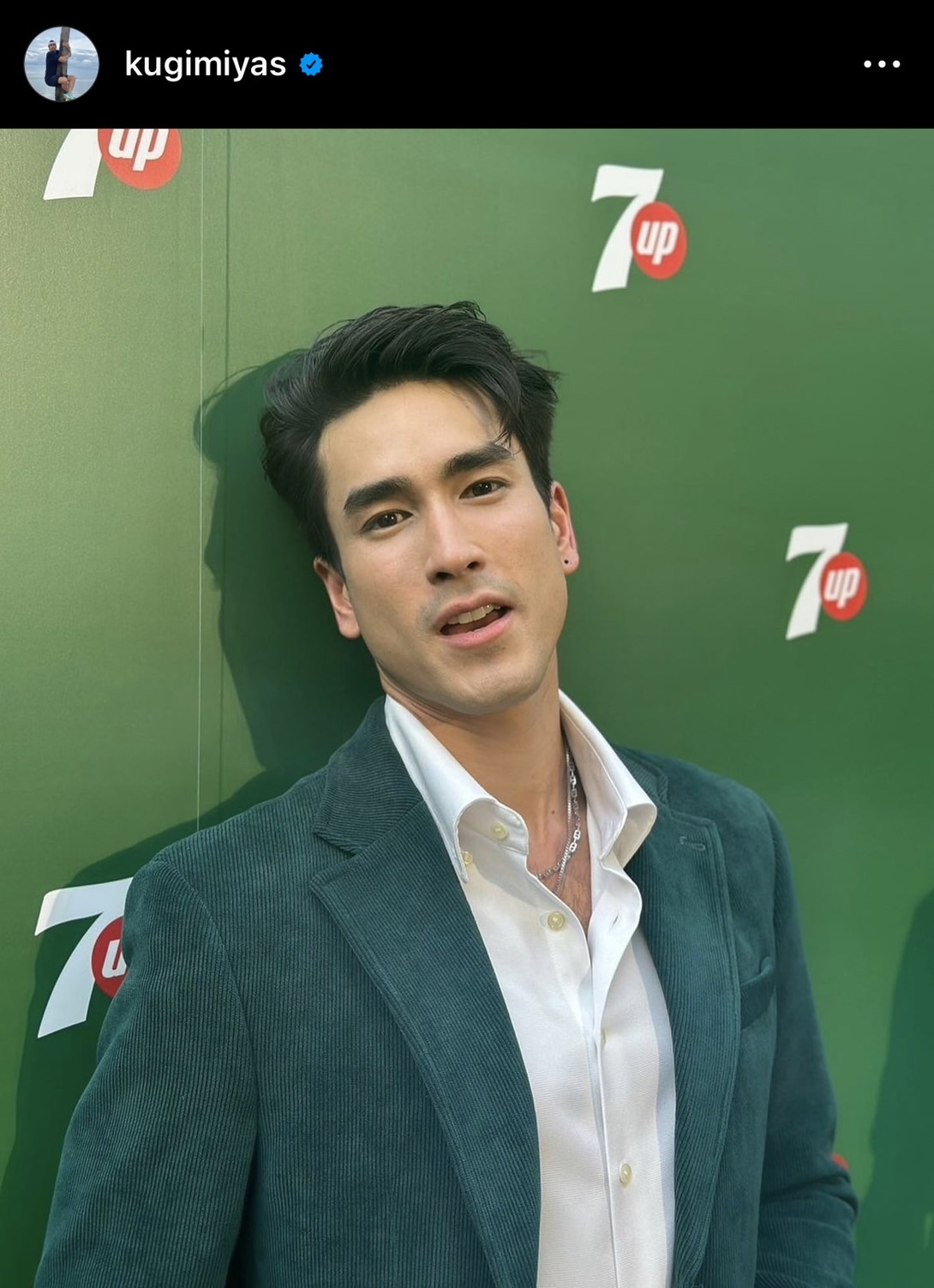 แฟนคลับแห่แชร์ ณเดชน์ ติดดินสุดๆ ขับมอไซค์คลาสสิคติดไฟแดง