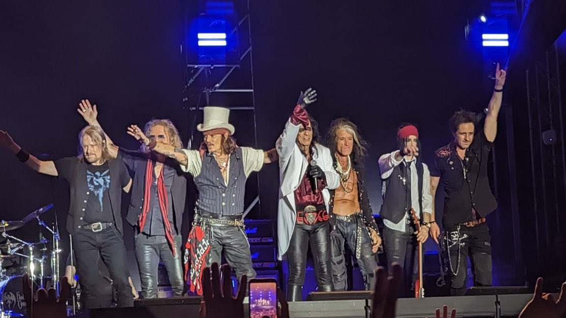 “Johnny Depp” สุดปลื้มแฟนคลับ 4 หมื่นคนร้องเพลงอวยพรวันเกิด 60 ปี  (มีคลิป) 