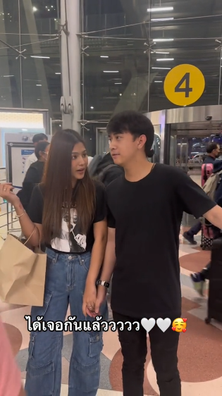 ได้เจอกันแล้ว! ธัญญ่า อาร์สยาม เสิร์ฟโมเมนต์หวาน ไปรับ อาร์โล่ ที่สนามบิน