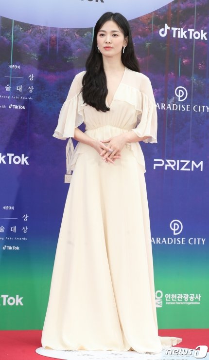 ลุ้น Baeksang Arts Awards!! ‘ซงฮเยคโย-ซูจี-พัคจินยอง-พัคโบกอม’ นำทัพซุปตาร์หล่อสวยบนพรมแดง