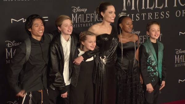 ไม่อยากใช้นามสกุลพ่อ!! “แมดด็อกซ์” ให้การคดีหย่าคู่รัก “Brangelina” ไม่อยากใช้นามสกุลพ่อ!! “แมดด็อกซ์” ให้การคดีหย่าคู่รัก “Brangelina”