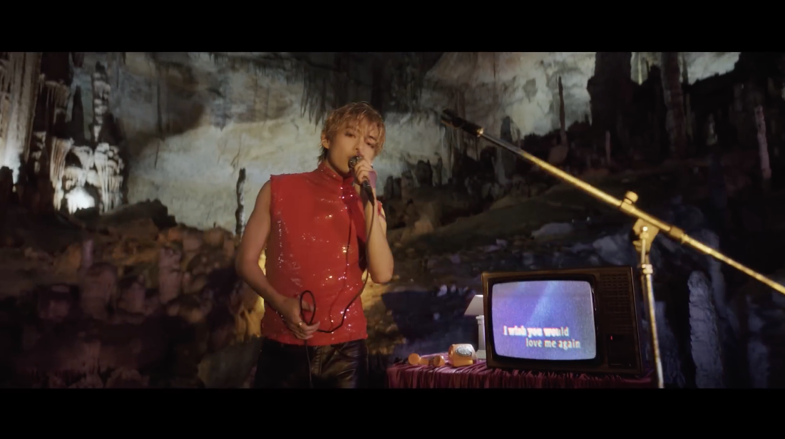 ใจเหลวไปหมดแล้ว!! 'วี BTS' อวดลีลาในเอ็มวีเพลงเดี่ยว Love Me Again 