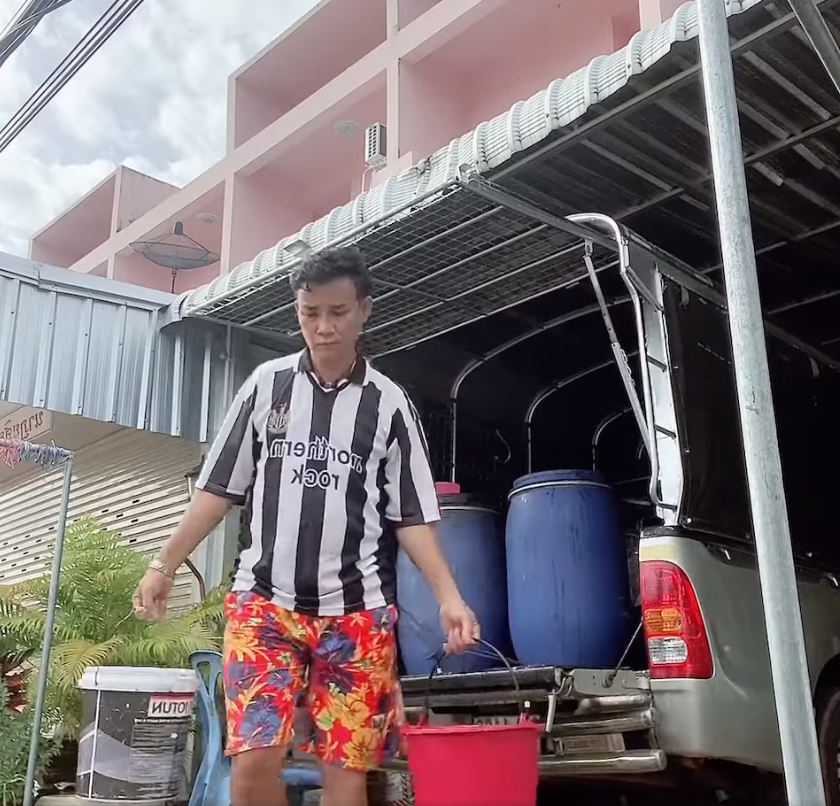 น้ำท่วมกระทบหนัก!! สมจิตร บ่อทอง รับบริจาคน้ำ หลังขาดน้ำดื่ม-น้ำใช้ประจำวัน 