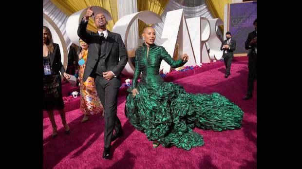 ทำไมยังขำออก?!! ชาวเน็ตแชร์ภาพภรรยา ‘วิส สมิธ’ หัวเราะหลังช็อตตบประวัติศาสตร์ (มีคลิป) ทำไมยังขำออก?!! ชาวเน็ตแชร์ภาพภรรยา ‘วิส สมิธ’ หัวเราะหลังช็อตตบประวัติศาสตร์ (มีคลิป)