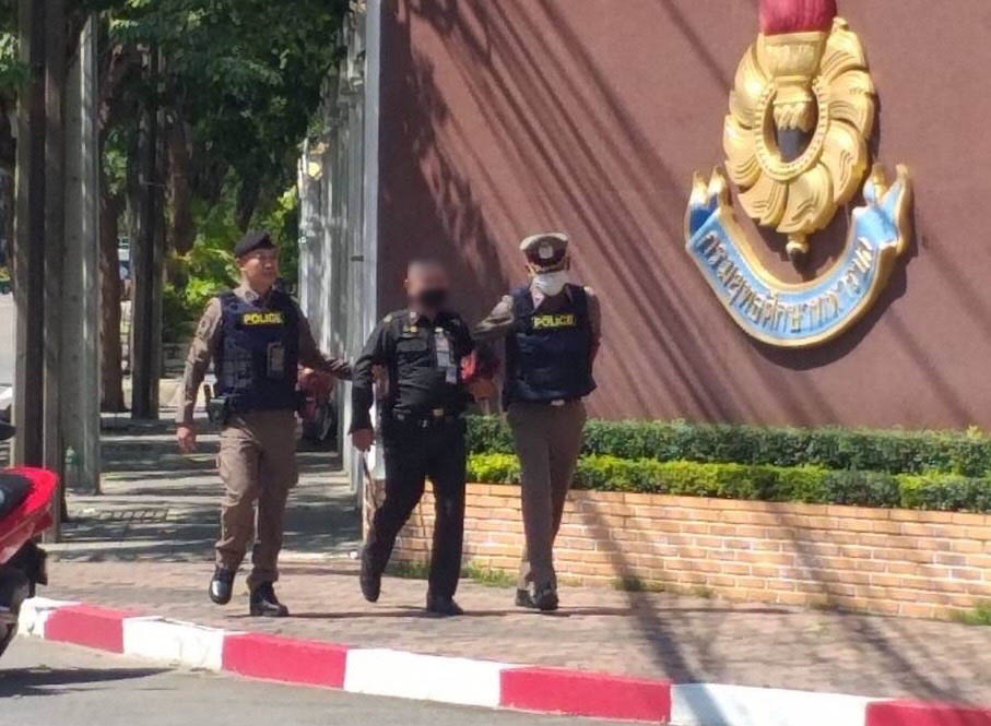 รวบแล้ว! จ.ส.อ.กราดยิง ในวิทยาลัยการทัพบก เสียชีวิต 2 เจ็บ 1 รวบแล้ว! จ.ส.อ.กราดยิง ในวิทยาลัยการทัพบก เสียชีวิต 2 เจ็บ 1