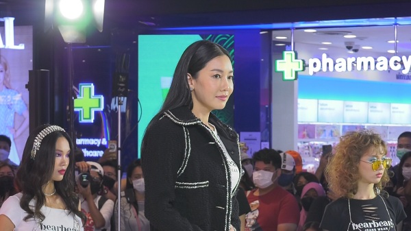 นุ่น วรนุช ถูกชม นางเอกเคมีสาธารณะ (มีคลิป) นุ่น วรนุช ถูกชม นางเอกเคมีสาธารณะ (มีคลิป)