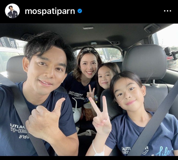 มอส ปฏิภาณ บินตรงจากยุโรปแสดงความยินดีลูกสาวคนโตเรียนจบชั้นประถม มอส ปฏิภาณ บินตรงจากยุโรปแสดงความยินดีลูกสาวคนโตเรียนจบชั้นประถม