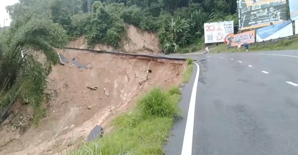 ฝนถล่มภูเก็ต! ดินสไลด์ ทางขึ้นเขาป่าตอง สั่งปิดการจราจรแล้ว ฝนถล่มภูเก็ต! ดินสไลด์ ทางขึ้นเขาป่าตอง สั่งปิดการจราจรแล้ว