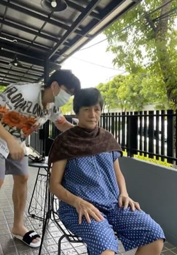 นิว วงศกร รับบทช่างตัดผม ให้คุณแม่ ในยุคโควิด-19