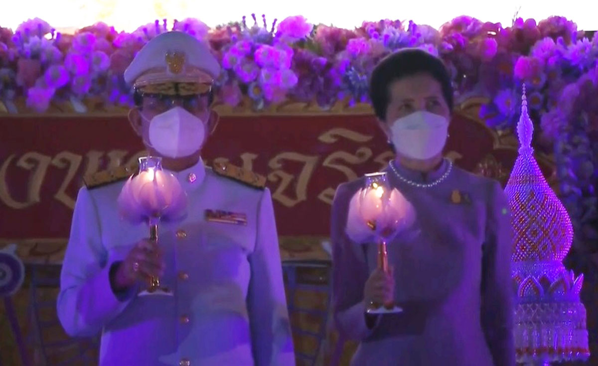 นายกฯ นำจุดเทียนถวายพระพรชัยมงคล วันเฉลิมพระชนมพรรษา สมเด็จพระนางเจ้าฯ พระบรมราชินี