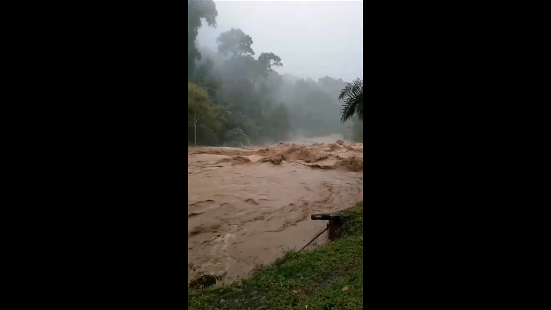 น้ำป่าทะลักน้ำตกเขาช่อง หลากท่วมบ้านเรือน 50 หลัง น้ำป่าทะลักน้ำตกเขาช่อง หลากท่วมบ้านเรือน 50 หลัง