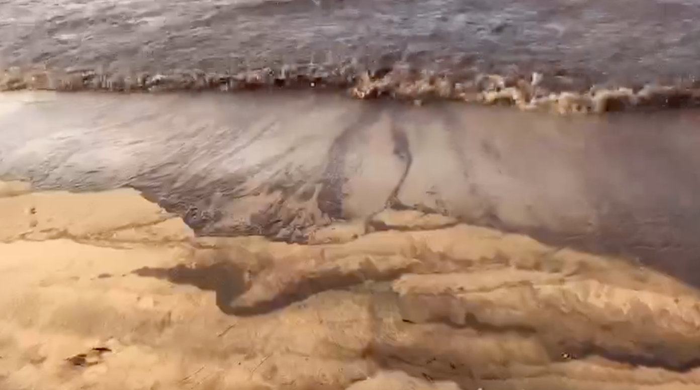 เปิดภาพมวลคราบน้ำมันทะลักหาดแม่รำพึง ผู้ประกอบการวอนแก้ไข