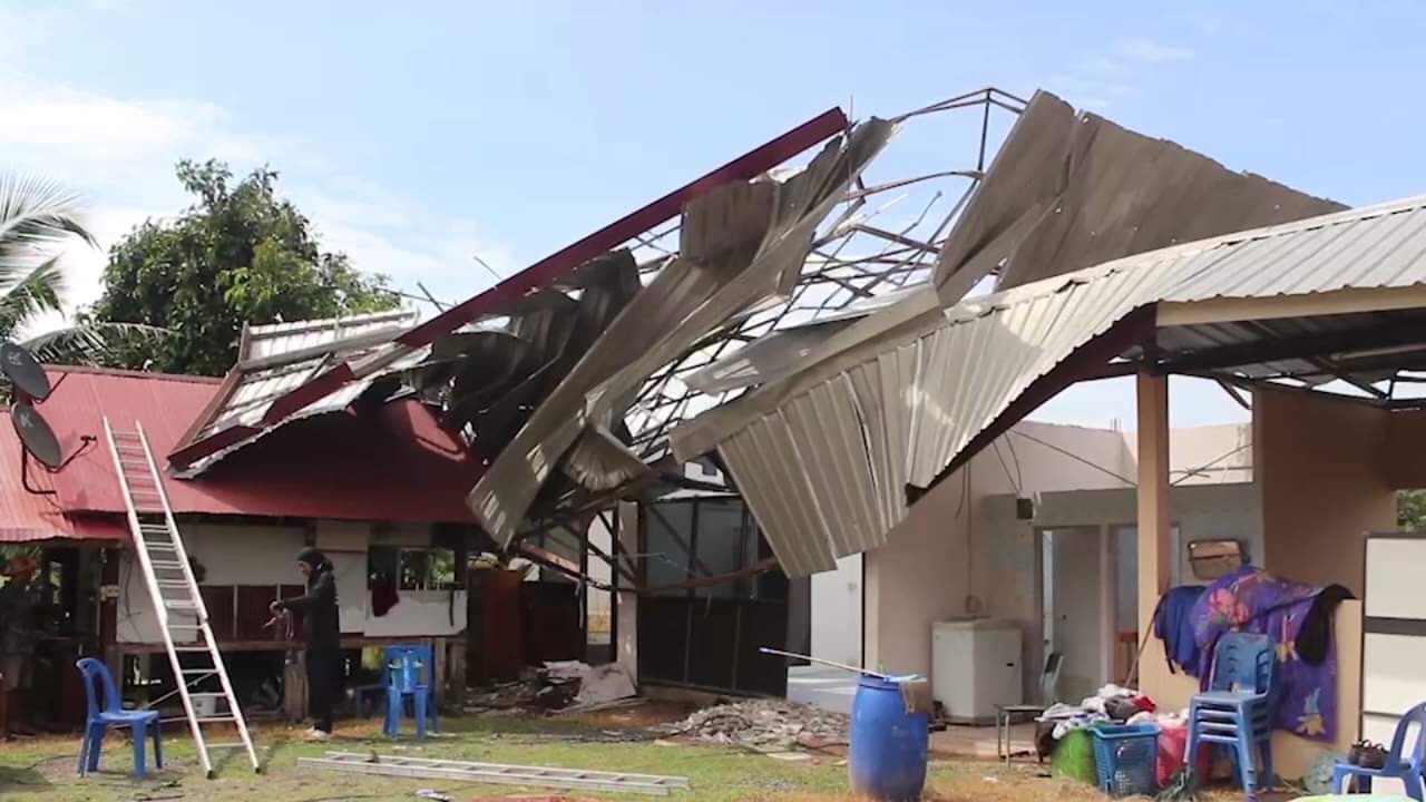 พายุลูกเห็บกระหน่ำ “สุรินทร์” บ้านพัง 115 หลัง พายุลูกเห็บกระหน่ำ “สุรินทร์” บ้านพัง 115 หลัง