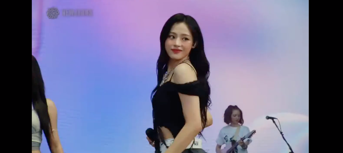 ตัวแม่สุดมุ้งมิ้ง!! NewJeans กระทบไหล่ Billie Eilish ที่เทศกาลดนตรี Lollapalooza ตัวแม่สุดมุ้งมิ้ง!! NewJeans กระทบไหล่ Billie Eilish ที่เทศกาลดนตรี Lollapalooza