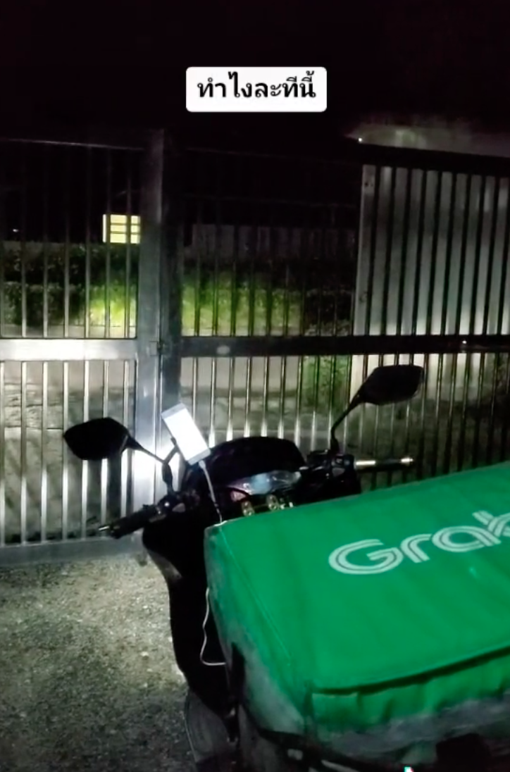 ทำไงละทีนี้!ไรเดอร์หนุ่มมาส่งของเจอลูกค้าชาวต่างชาติปิดประตูไม่ให้ออก ทำไงละทีนี้!ไรเดอร์หนุ่มมาส่งของเจอลูกค้าชาวต่างชาติปิดประตูไม่ให้ออก