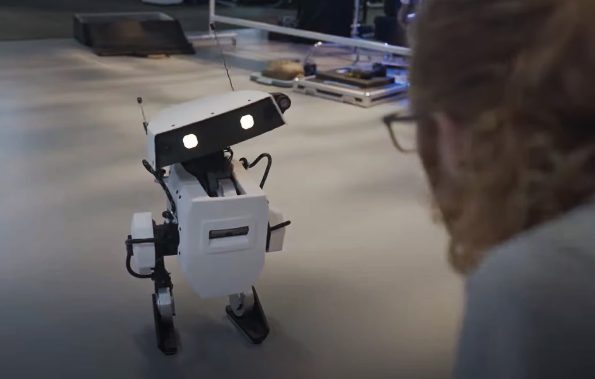 ดิสนีย์เผยโฉมหุ่นยนต์ 2 เท้า แสดงท่าทางได้หลากหลาย น่ารักคล้าย Wall-e ดิสนีย์เผยโฉมหุ่นยนต์ 2 เท้า แสดงท่าทางได้หลากหลาย น่ารักคล้าย Wall-e
