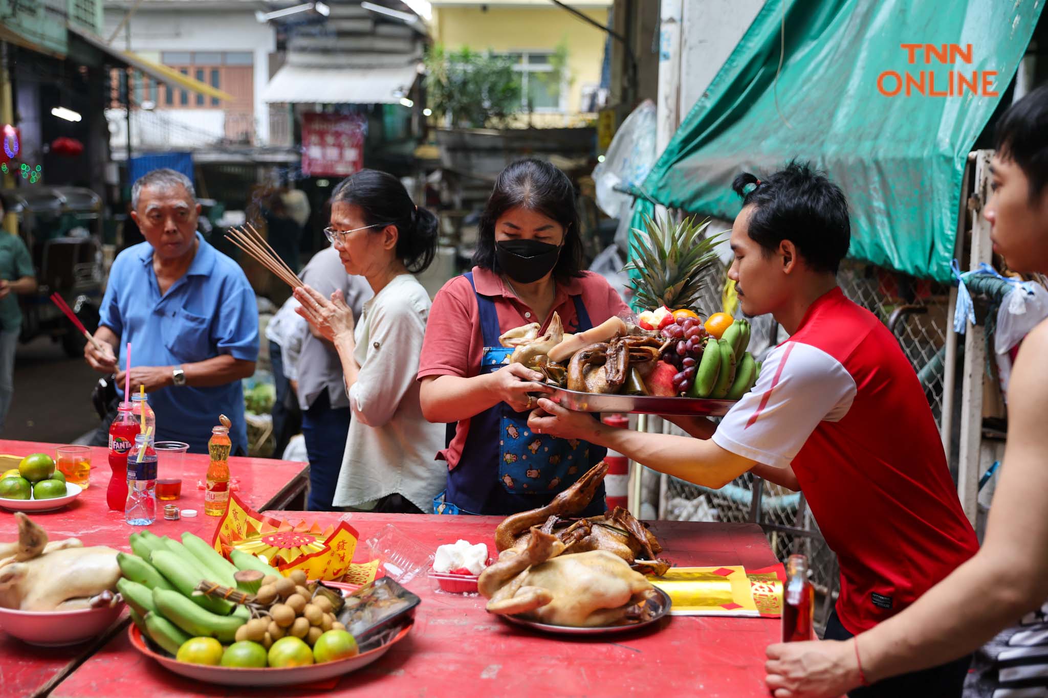 เริ่มไหว้แต่เช้า “วันสารทจีน” ชาวไทยเชื้อสายจีนไหว้สิ่งศักดิ์สิทธิ์ประจำตลาด เริ่มไหว้แต่เช้า “วันสารทจีน” ชาวไทยเชื้อสายจีนไหว้สิ่งศักดิ์สิทธิ์ประจำตลาด