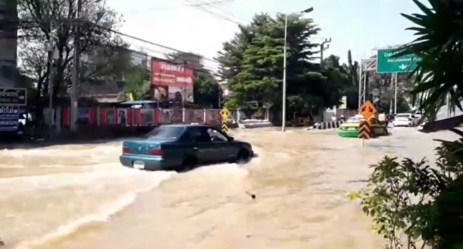 แยกพระราม 5 สาหัส! น้ำท่วมสูงรถผ่านไม่ได้ จนท.ปิดจราจรชั่วคราว