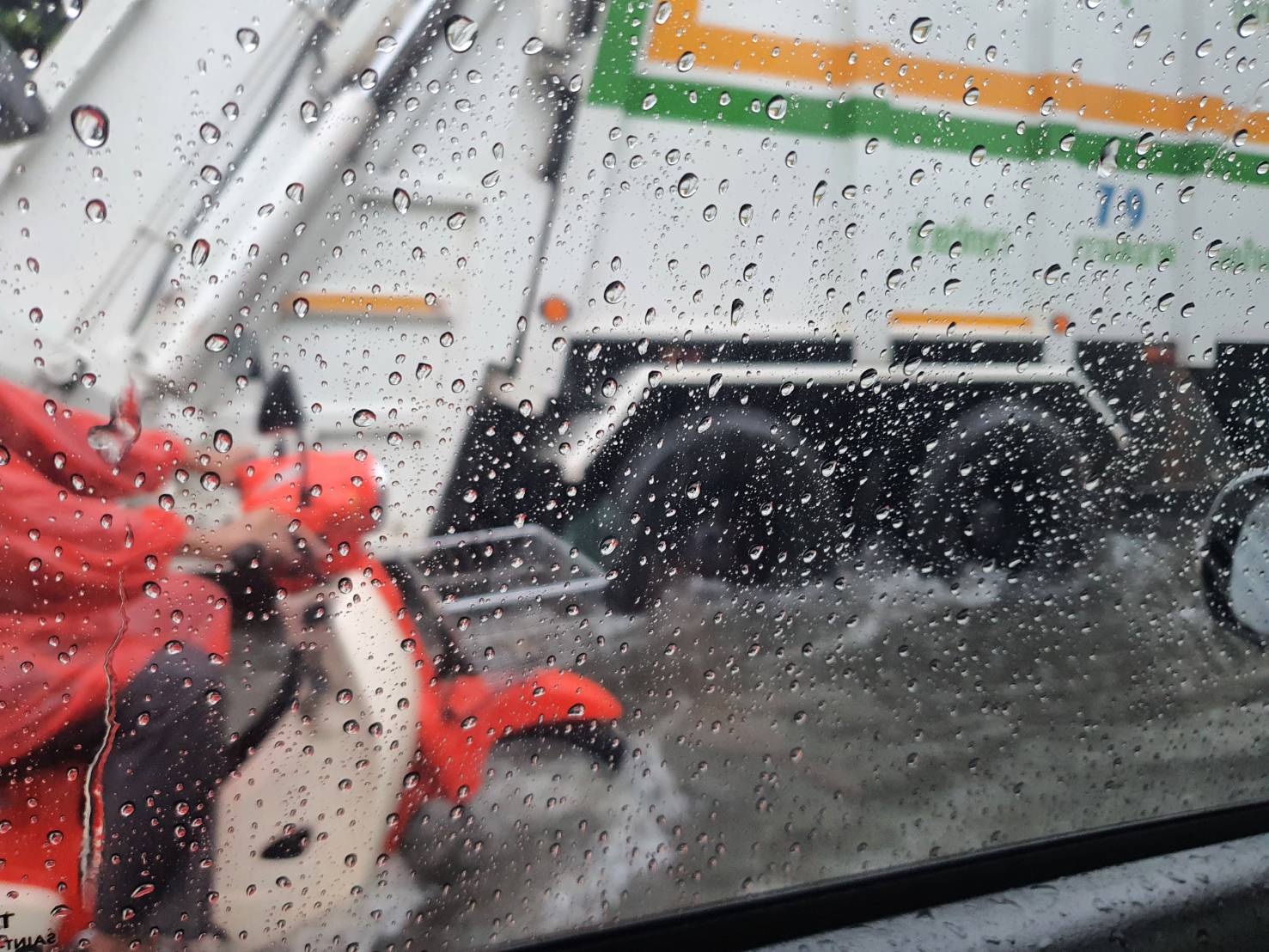 ด่วน! ฝนถล่ม-น้ำท่วม สภ.ปากเกร็ด รถจมเสียหายคัน น้ำสูงเกือบเมตร