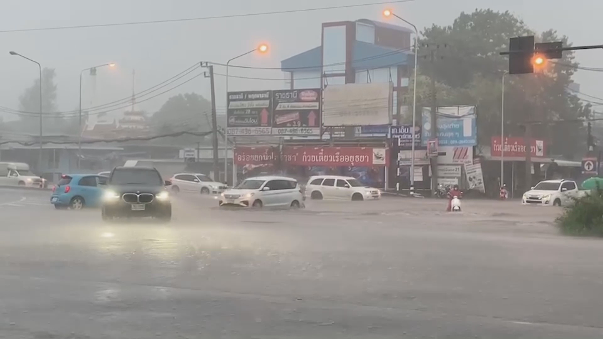 ฝนถล่มโคราช! น้ำท่วมหลายพื้นที่ บางจุดเกือบท่วมล้อรถยนต์ รถเล็กสัญจรลำบาก 