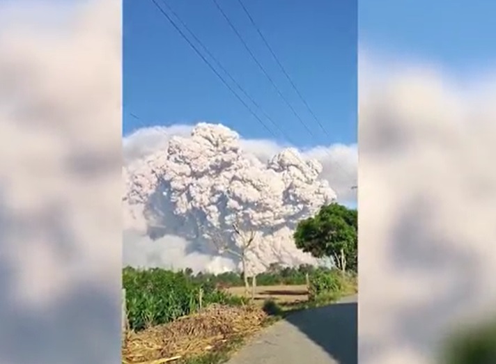 ภูเขาไฟ ชินาบุง ในอินโดฯปะทุ พ่นเถ้าถ่านสูง 7 กม.