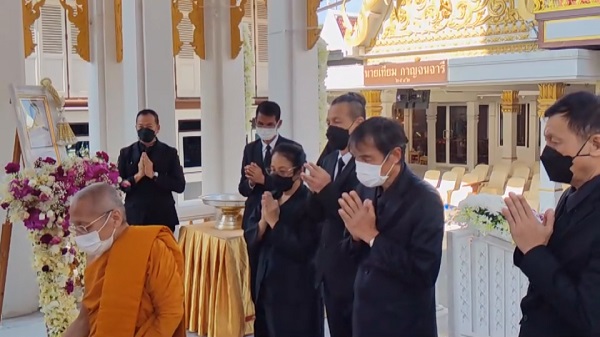 อ๊อฟ พงษ์พัฒน์ อาลัยคุณพ่อครั้งสุดท้าย ในพิธีฌาปนกิจ   (มีคลิป)