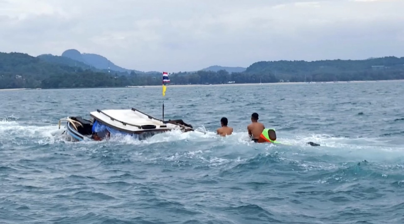 เปิดภาพคลื่นซัด เรือหางยาว นำเที่ยว ล่มกลางทะเลเกาะห้อง เปิดภาพคลื่นซัด เรือหางยาว นำเที่ยว ล่มกลางทะเลเกาะห้อง