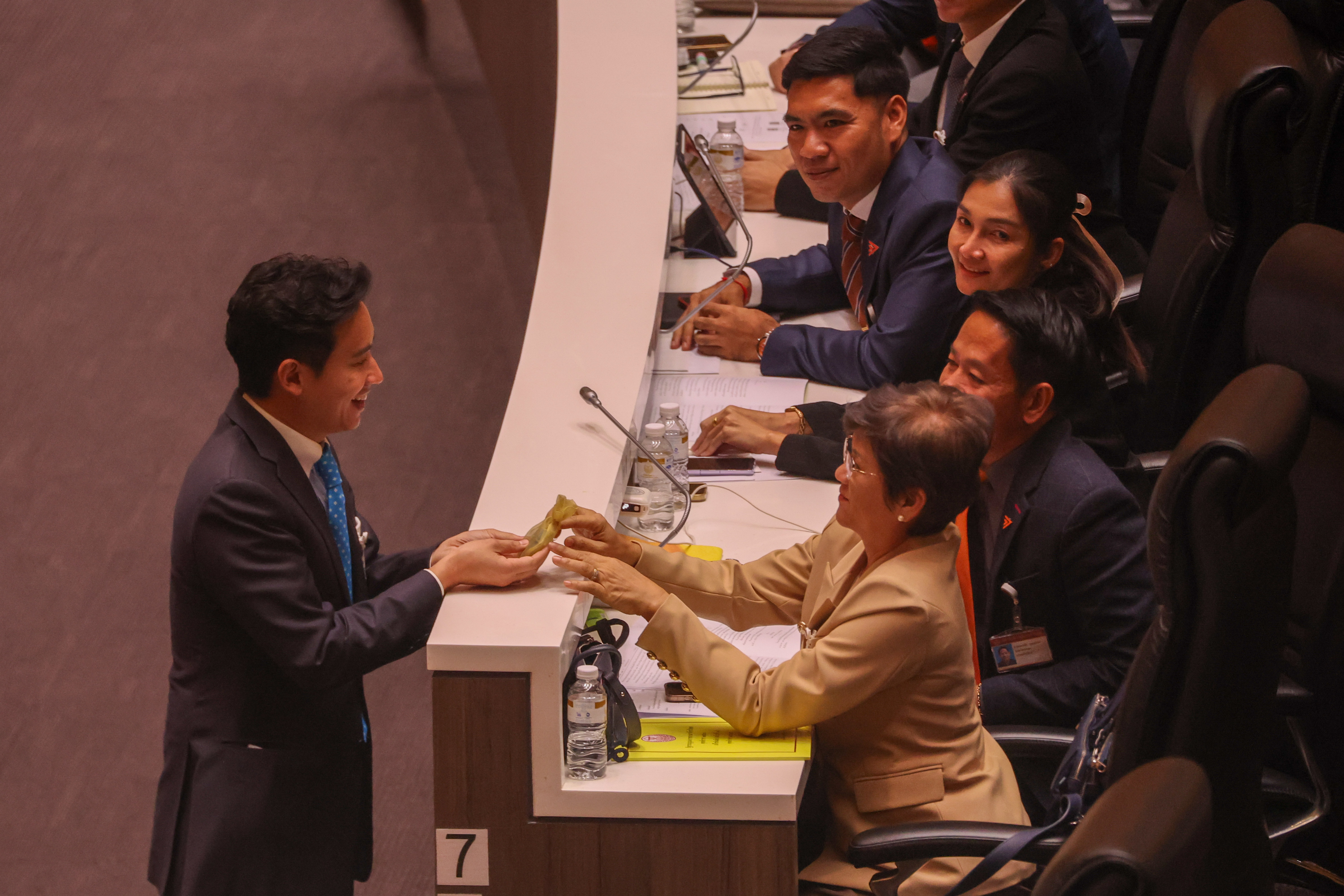 ด่วน! ศาลรัฐธรรมนูญ มีคำสั่งให้ พิธา หยุดปฏิบัติหน้าที่ สส. 