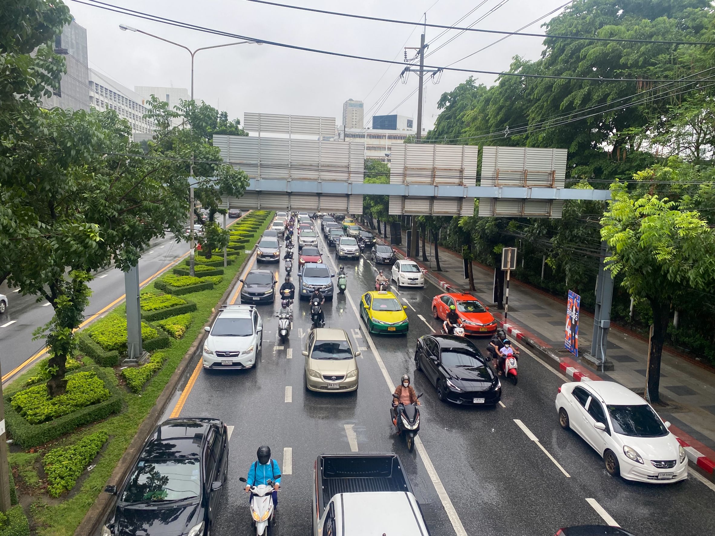 “ฝนถล่มกรุง น้ำท่วมรอการระบายข้ามคืน”