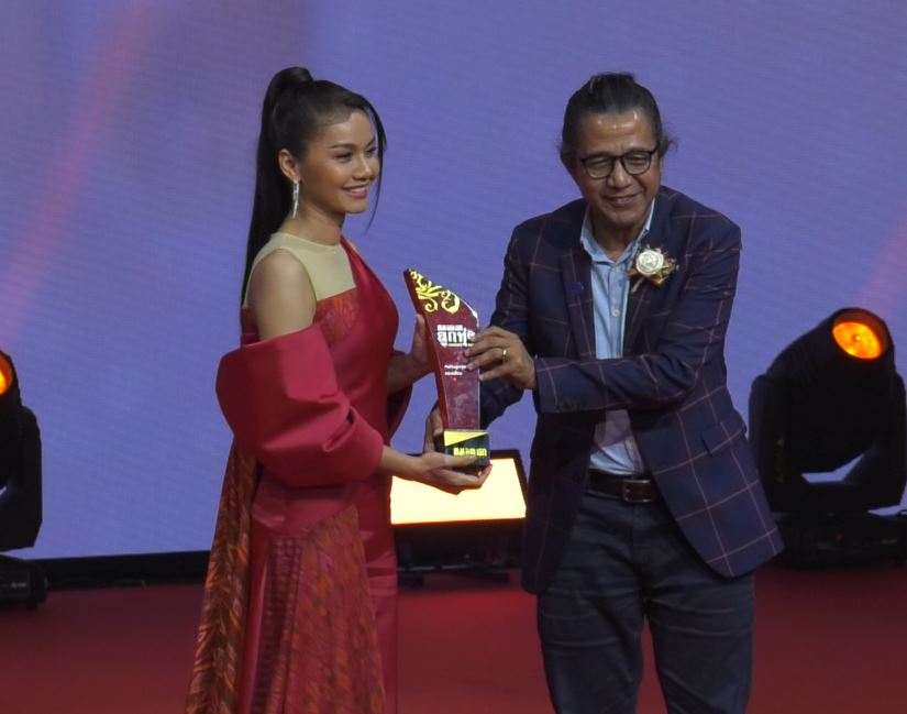 คนวงการลูกทุ่งรวมกันรับรางวัลอย่างล้นหลามในงาน คมชัดลึก ลูกทุ่ง AWARDS 2565 