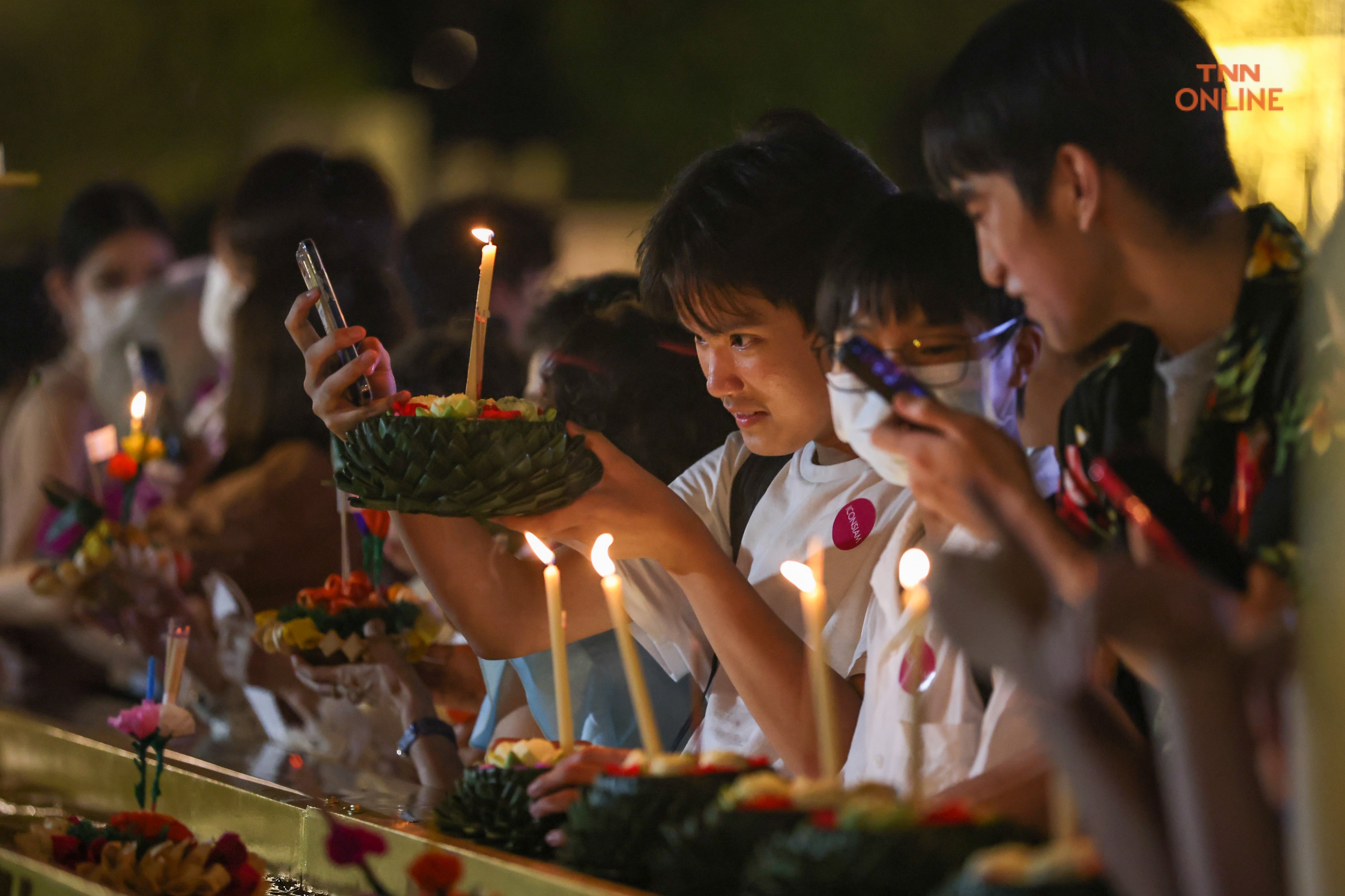 สวยสง่าในชุดไทยจักรี โบว์-เมลดาร่วมลอยกระทงรักษาประเพณีไทย