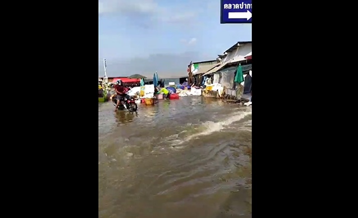 เปิดภาพน้ำทะเลหนุนสูงท่วม ตลาดปากน้ำ ถนนหลายสายจราจรติดขัด