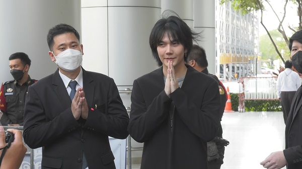 ไม่รู้เรื่องอดีตแฟนท้อง “บิว จักรพันธ์” ยืนยันไม่ได้ทำร้ายร่างกาย   (มีคลิป)