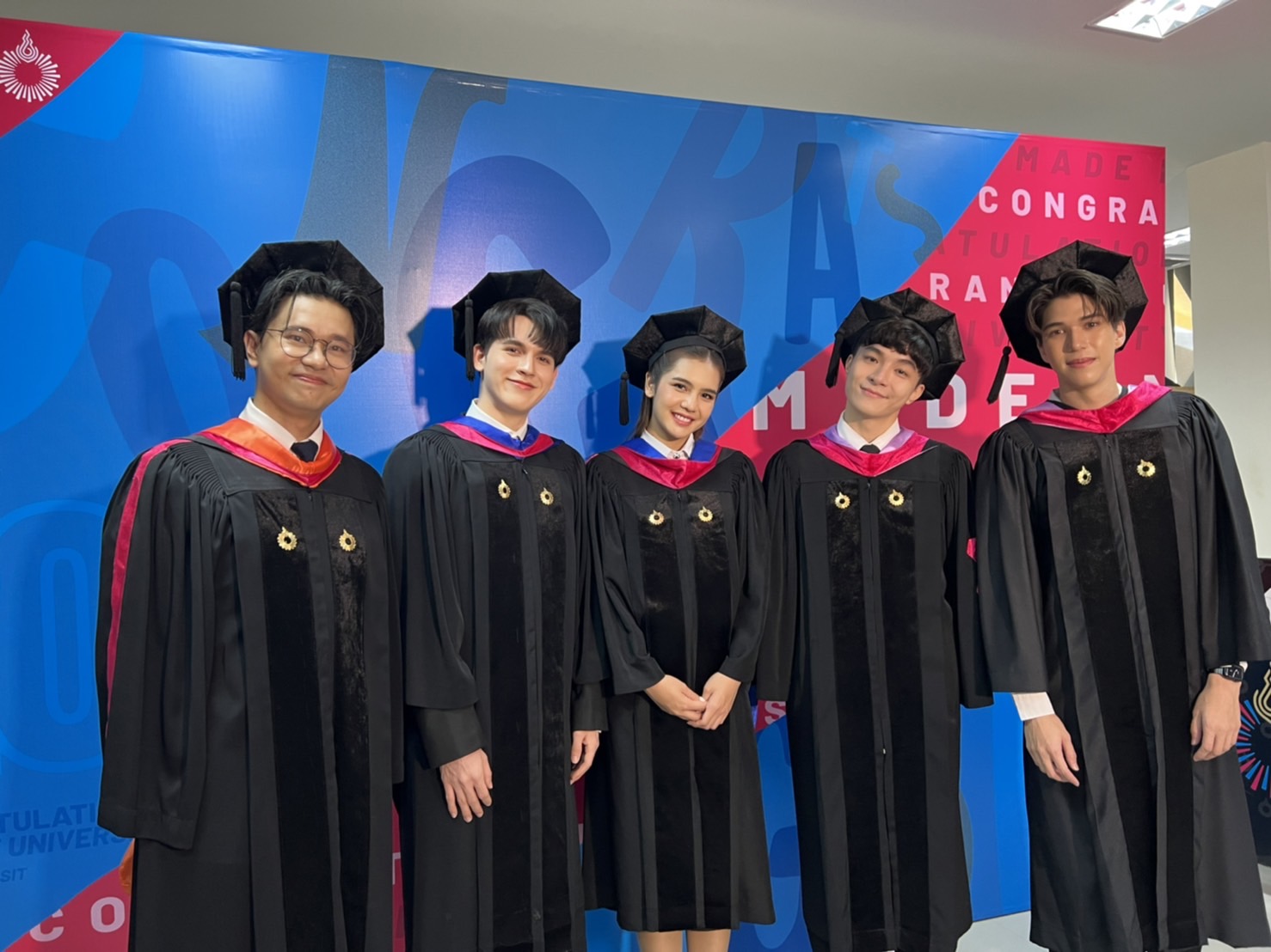 6 คนบันเทิงเข้ารับปริญญา เป็นบัณทิตป้ายแดง 