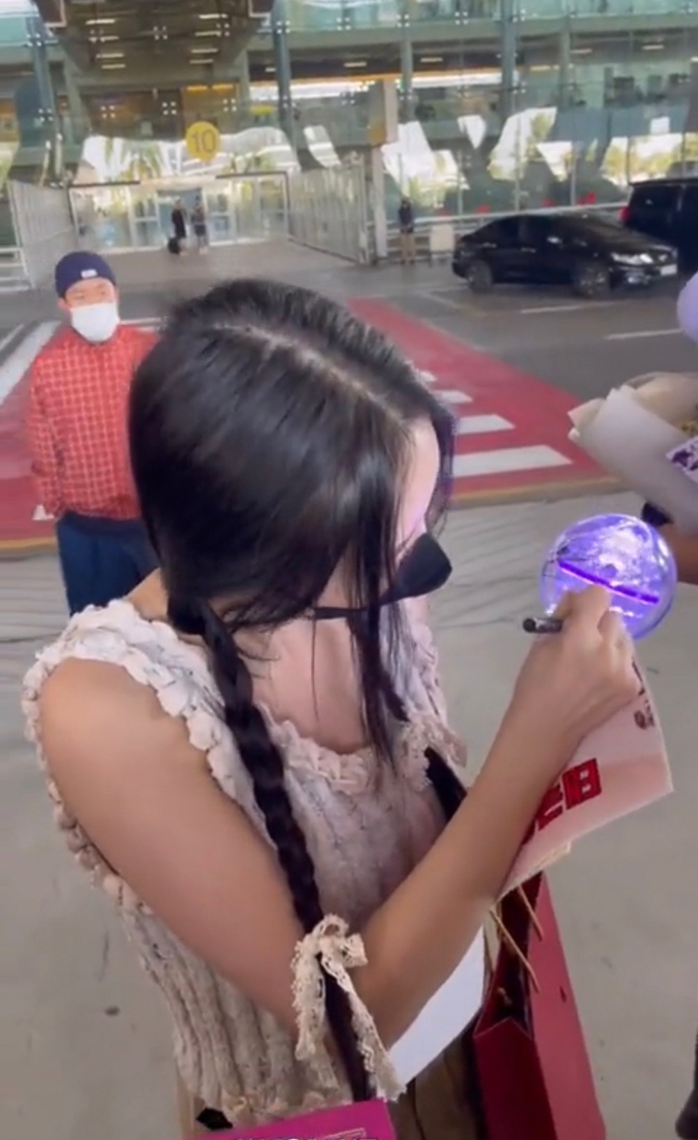 ถึงไทยแล้ว! ซานดาร่า-ซอนมี บินลัดฟ้าร่วมงานเคาท์ดาวน์ที่พัทยา